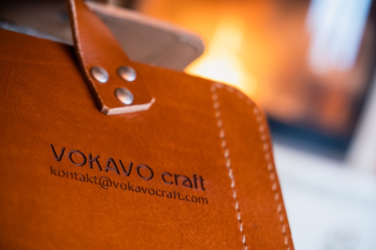 logo VOKAVOcraft grawerowane w naturalnej skórze licowej