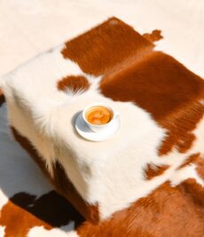 Pufa ze skóry bydlęcej brązowo - biała